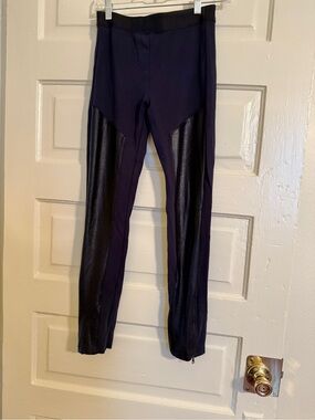 BCBGMaxAzria Navy Leggings w Black leather front panels & elastic waist band